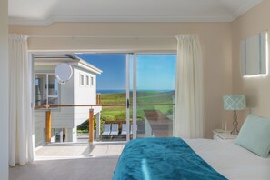 Desk, iron/ironing board, free WiFi, bed sheets - Beautiful 4-bedroom house with large pool makes a  perfect for relaxing getaways (Knysna)