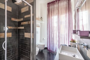 Regadera, secadora de cabello, bidet, toallas 
