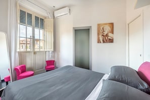Tabla de planchar con plancha, wifi y ropa de cama 