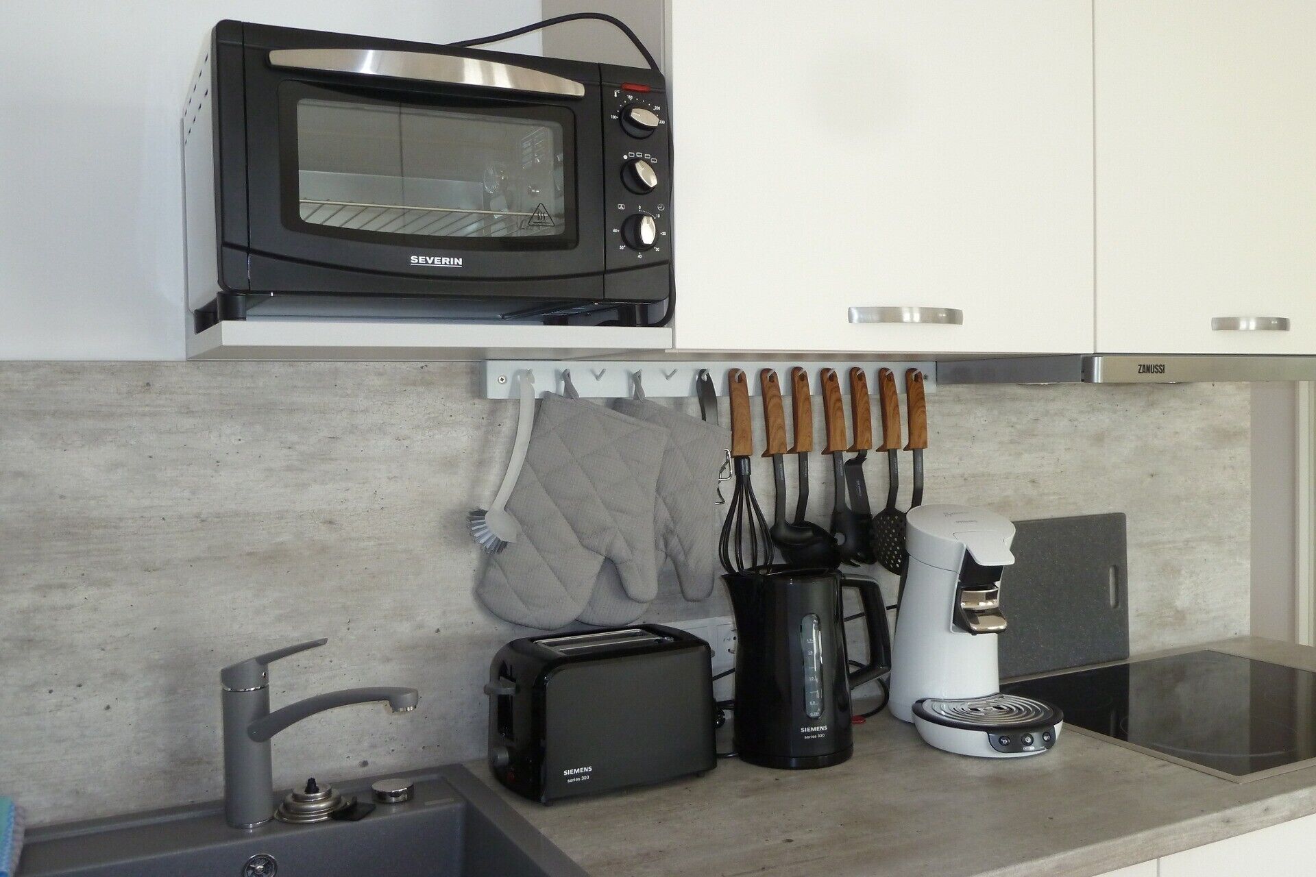 Coffee/tea maker, fridge, oven, stovetop