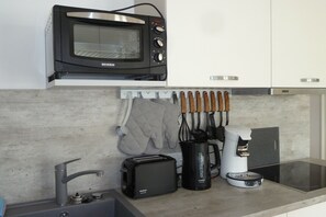 Coffee/tea maker, fridge, oven, stovetop