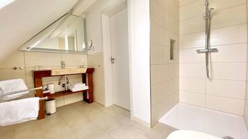 Ein modernes Badezimmer mit Dusche, Toilette und Waschtisch.