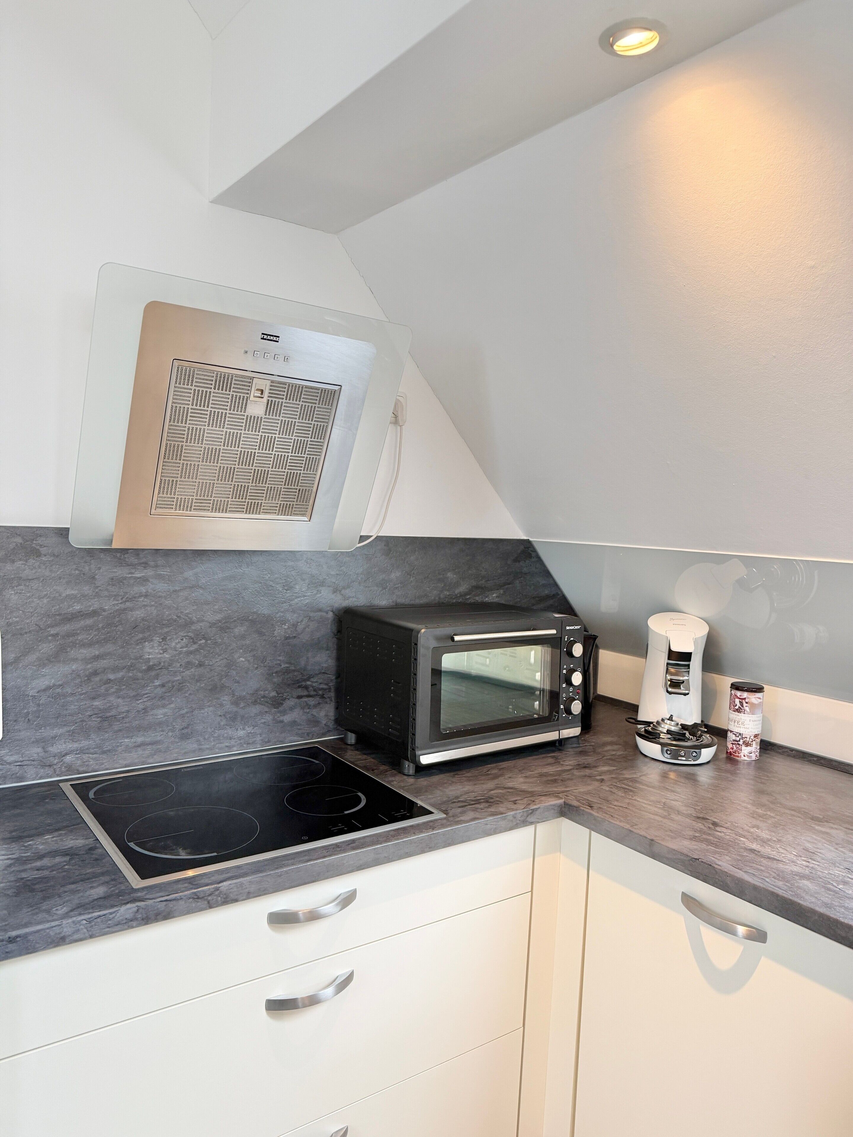 Coffee/tea maker, fridge, oven, stovetop