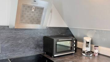 Coffee/tea maker, fridge, oven, stovetop