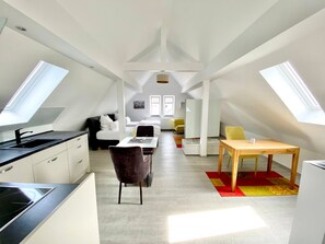 A modern loft apartment with a kitchen, dining area, and sleeping space. - Apartment 'Rose' with Mountain View, Wi-Fi and Air Conditioning (Höhr-Grenzhausen)