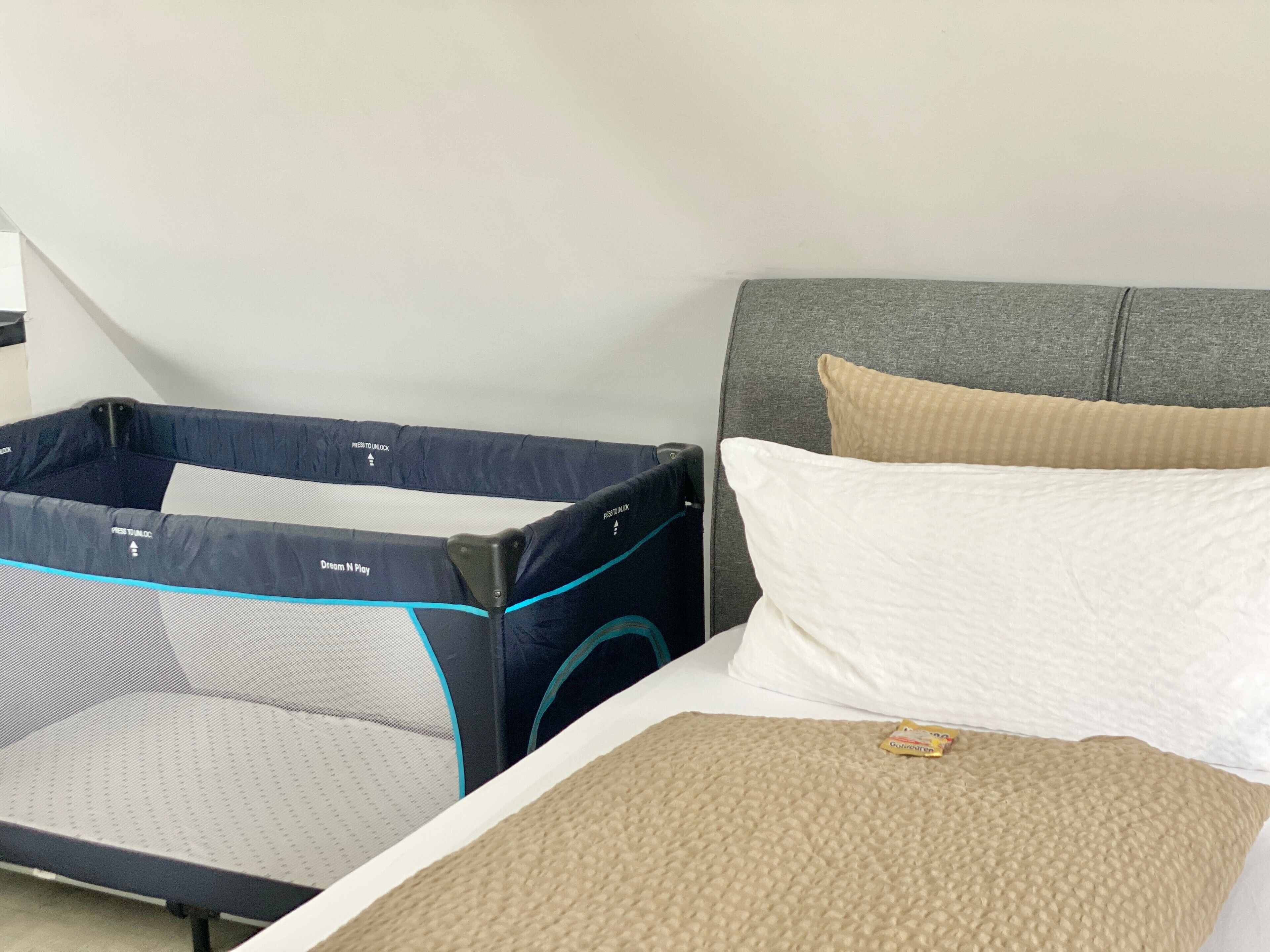 WiFi, bed sheets
