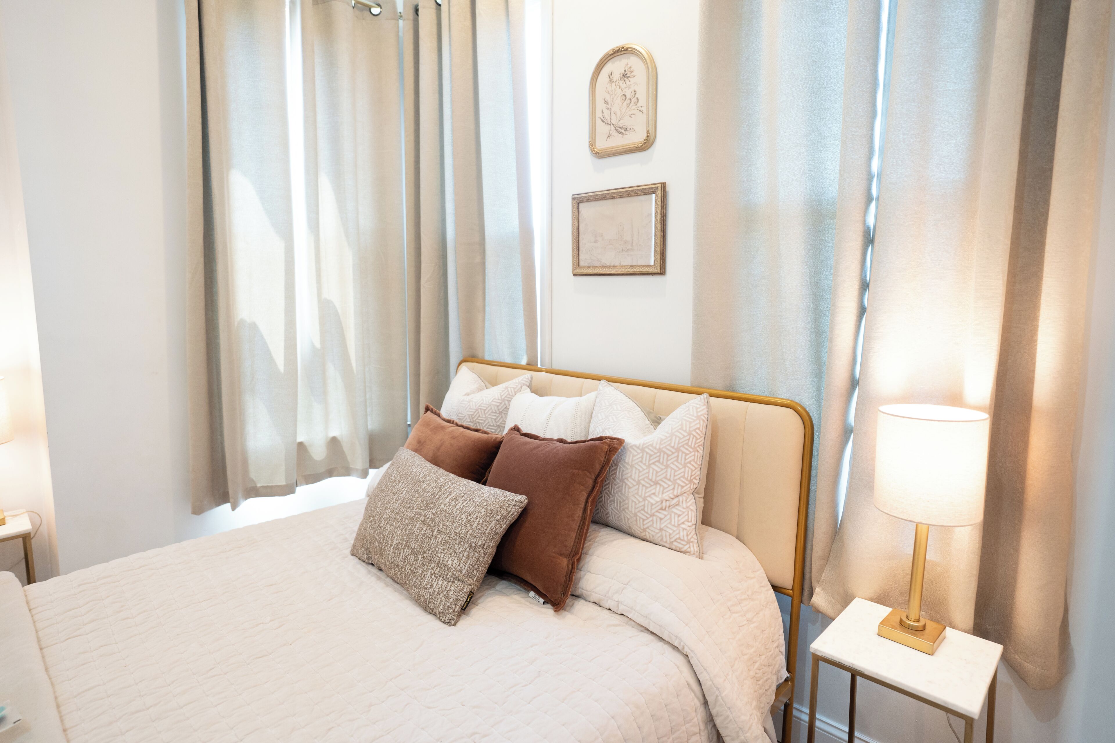 Tabla de planchar con plancha, wifi, ropa de cama