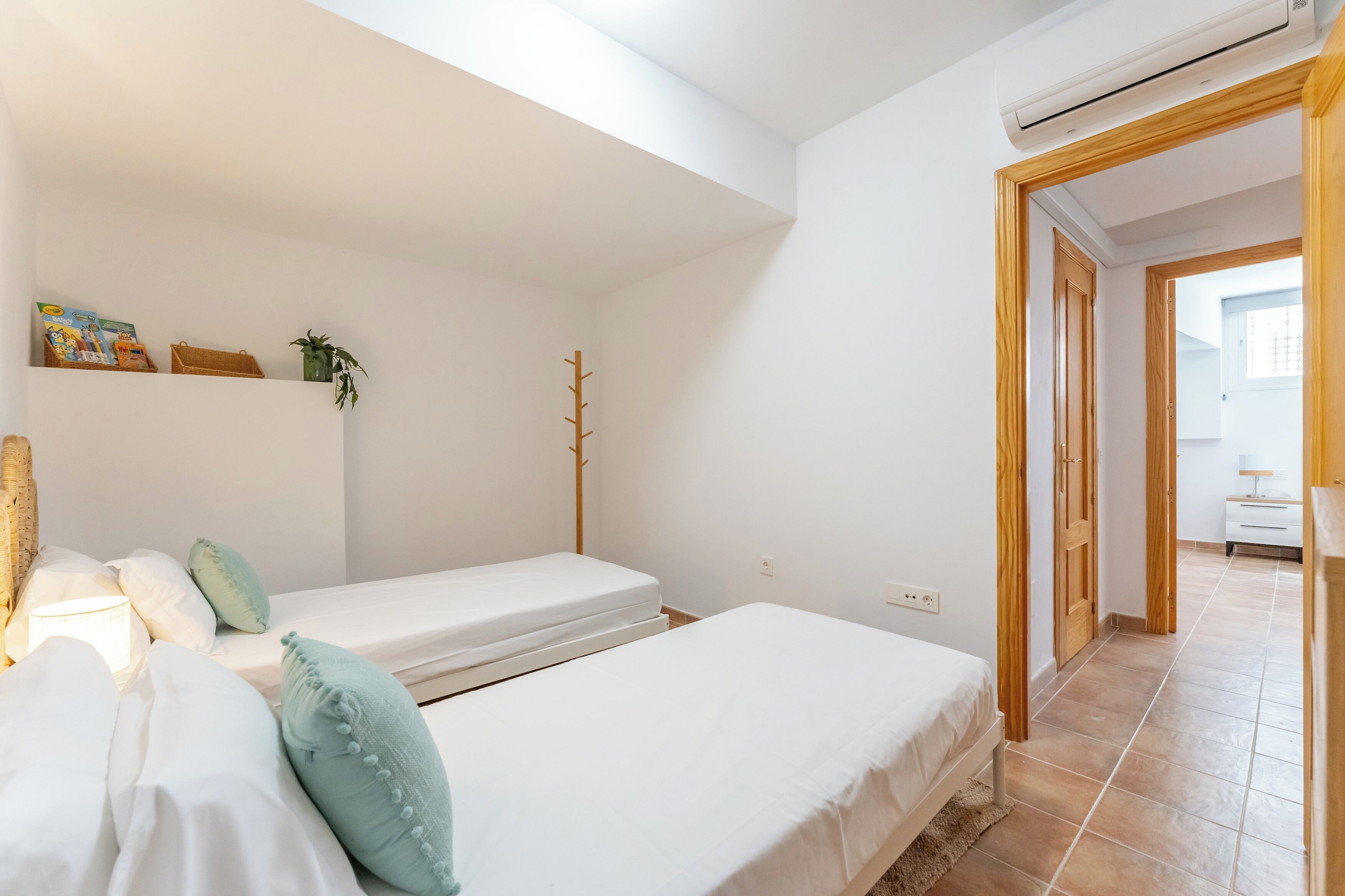 Iron/ironing board, WiFi (free), bed sheets