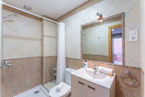 Bathroom - 2 bed Duplex in Los Boliches – Modern Comfort - Pass the Keys (Fuengirola)