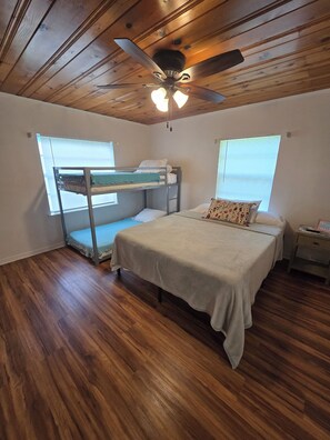 A room with a bunk bed, a single bed, a ceiling fan, and a window with blinds. - 3-bedroom Chassahowitzka River, by campground, pet friendly
Manatee retreat (Homosassa)