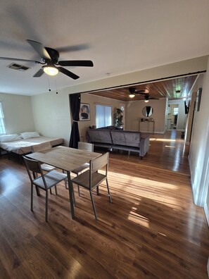 A spacious living area with a dining table, chairs, a sofa, and a ceiling fan. - 3-bedroom Chassahowitzka River, by campground, pet friendly
Manatee retreat (Homosassa)