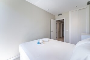 Une chambre d’hôtel avec un lit, une porte de salle de bain et un placard.