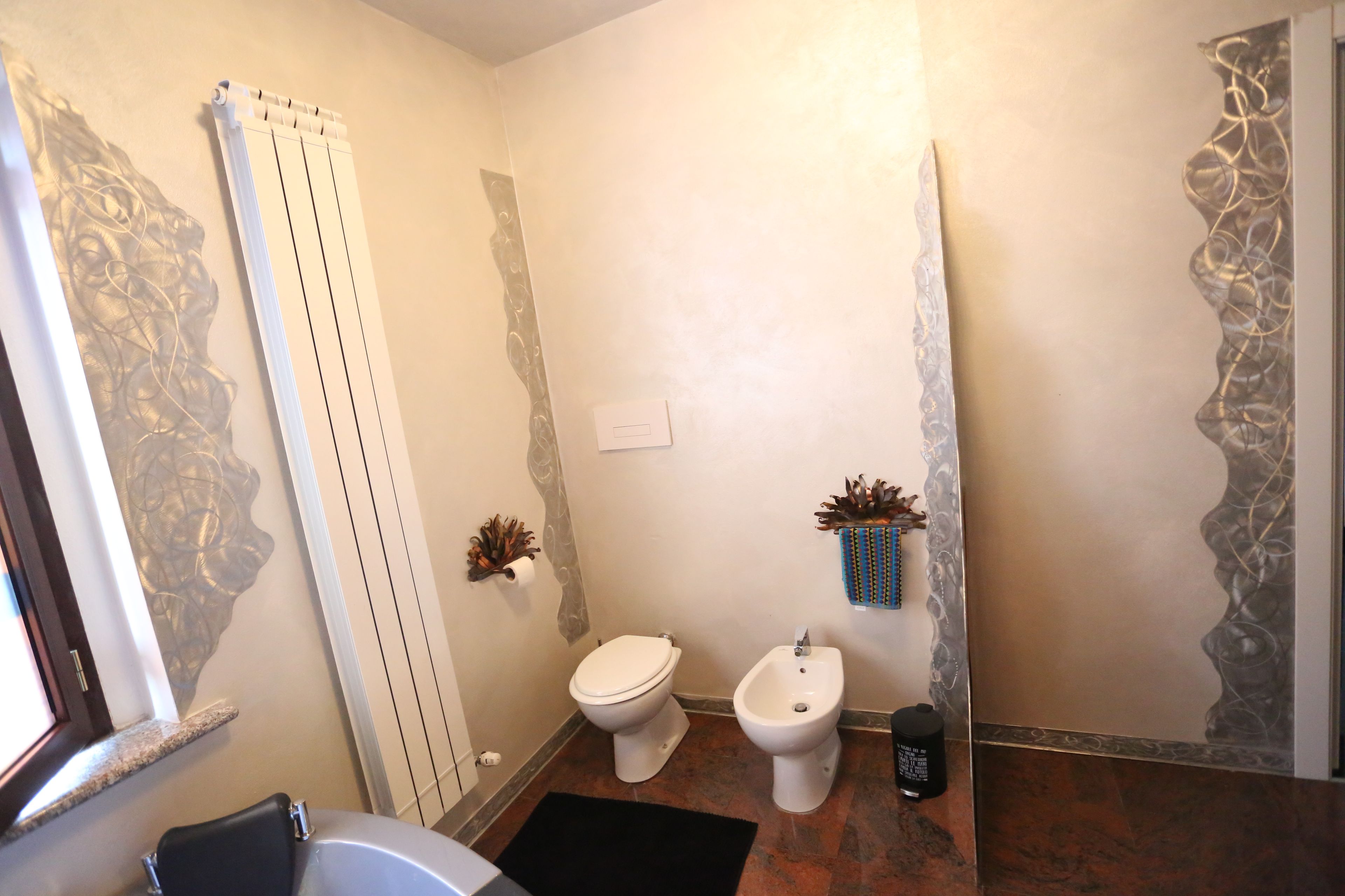 Ein Badezimmer mit Toilette, Bidet und Badewanne.