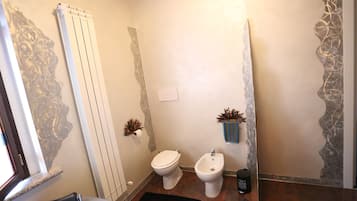 Ein Badezimmer mit Toilette, Bidet und Badewanne.