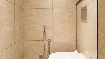 Habitación Deluxe con 2 camas individuales, balcón, vistas a la colina | Baño | Ducha, toallas, jabón y champú