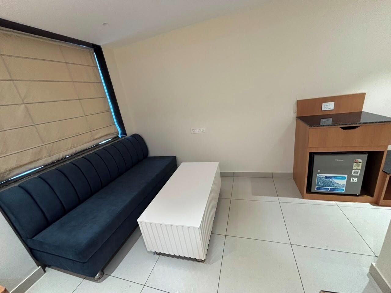 Suite familiar, balcón, vistas a la colina | Zona de estar | Smart TV de 21 pulgadas con canales por cable