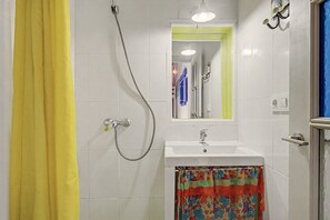 A bathroom with a shower, sink, and mirror. - Historic Center Studio – Terrace and Beach Nearby (Conil de la Frontera)