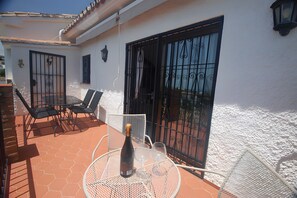Outdoor dining - Holiday Home 'Lavanda' with Sea View, Wi-Fi and Air Conditioning (Málaga)