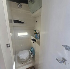 Regadera y papel de baño 