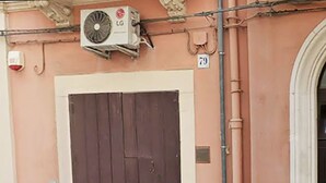 A building with a closed dark wooden door, an air conditioning unit, and a number '79' sign. - Bari Love Loft - Historic Center, Beach, Train Station, and Airport Just a Short Walk Away (Bari)