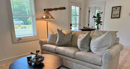 Where Historic Charm Meets Comfortable Cottage Stays at The Oak in Mississippi