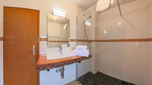Dusche, Haartrockner, Handtücher