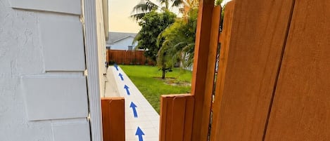 Un sendero con flechas direccionales que conducen a una zona techada.