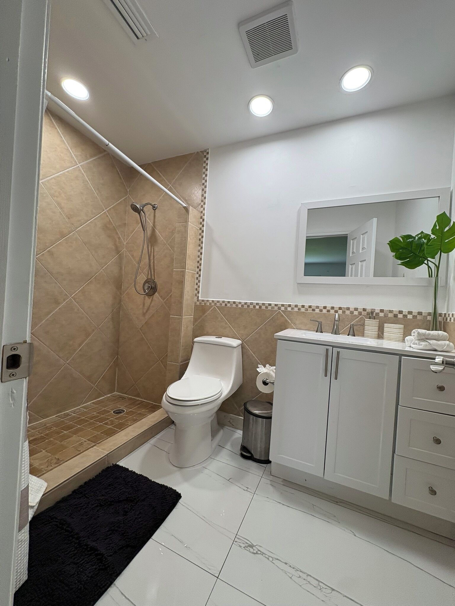 Secador de cabelo, toalhas de banho, sabonete, papel higiênico