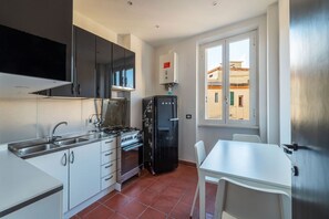 Private kitchen - An elegant 75 sqm apartment, ideal for 4 people, located on the 6th and top floor of a building with an elevator (NOT accessible to people with disabilities).The Lodi metro station is just a 4-minute walk away, making it easy to get around the capital. (Rome)