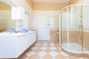 Dusche, Haartrockner, Handtücher, Seife