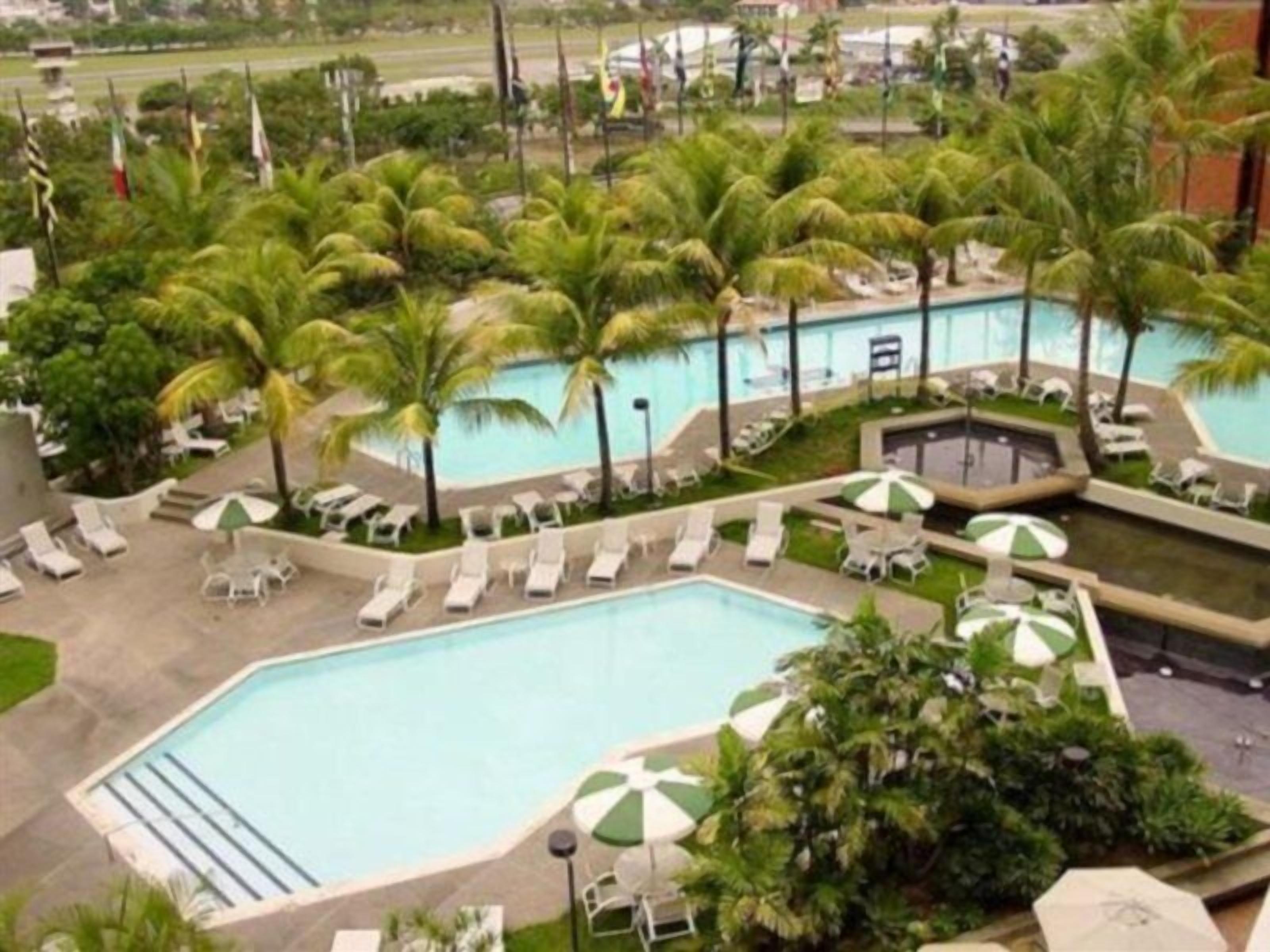 Kolam renang indoor dan kolam renang outdoor