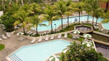 Kolam renang indoor dan kolam renang outdoor