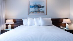A hotel room with a large bed, two bedside tables, a nightstand with a lamp, and a framed painting on the wall. - Eurobuilding Hotel and Suites Caracas (Caracas)