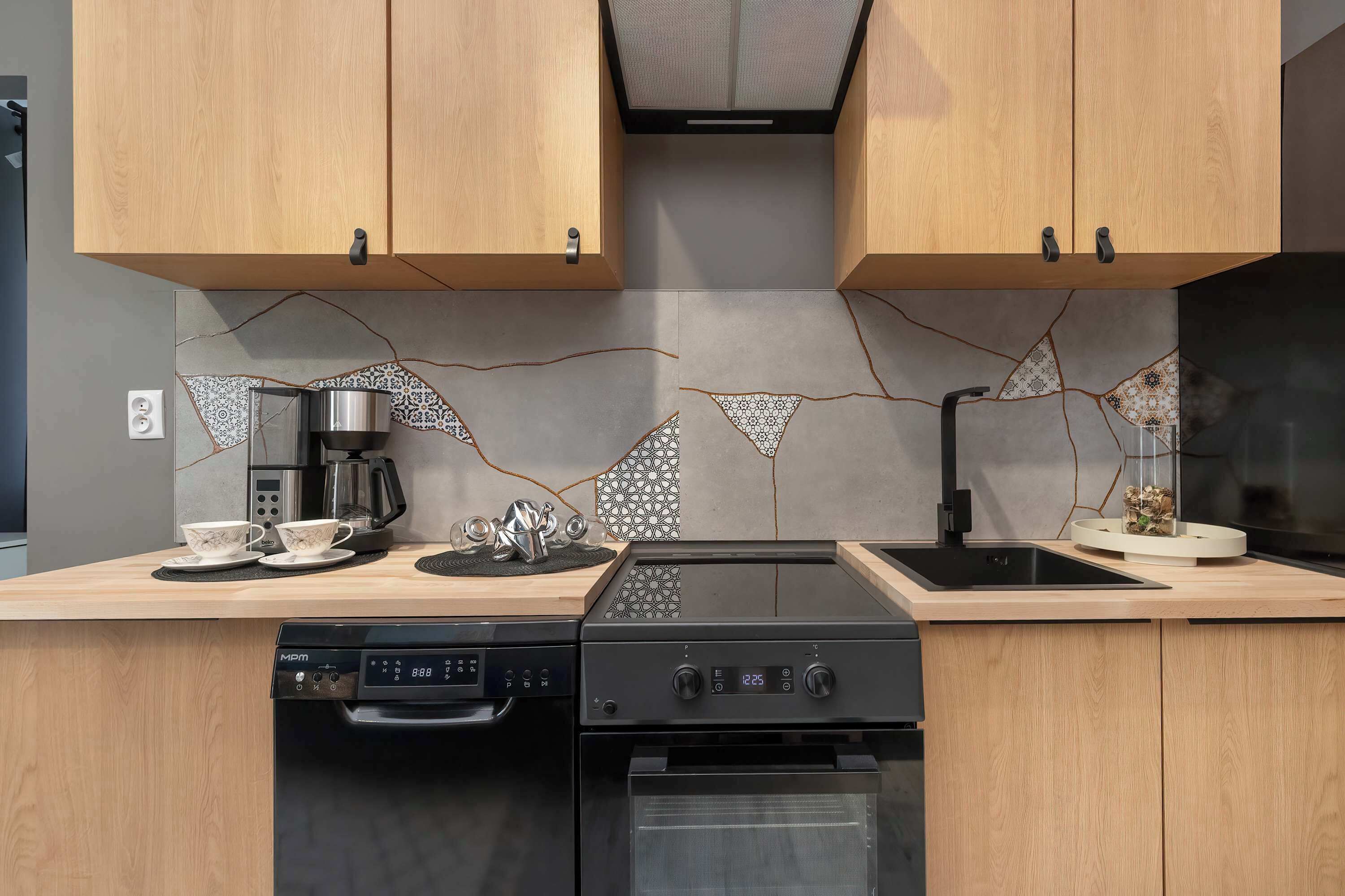 Coffee/tea maker, fridge, oven, stovetop