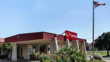 A building with a red roof and a sign that reads 'Econo Lodge.'