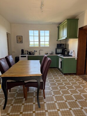 Dining - A charming house in the heart of the vineyards with an unobstructed view. (Sigoulès-et-Flaugeac)