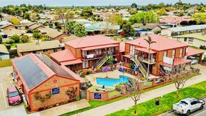 A two-story motor inn with a swimming pool, surrounded by single-family homes. - Best Western Early Australian (Mildura)