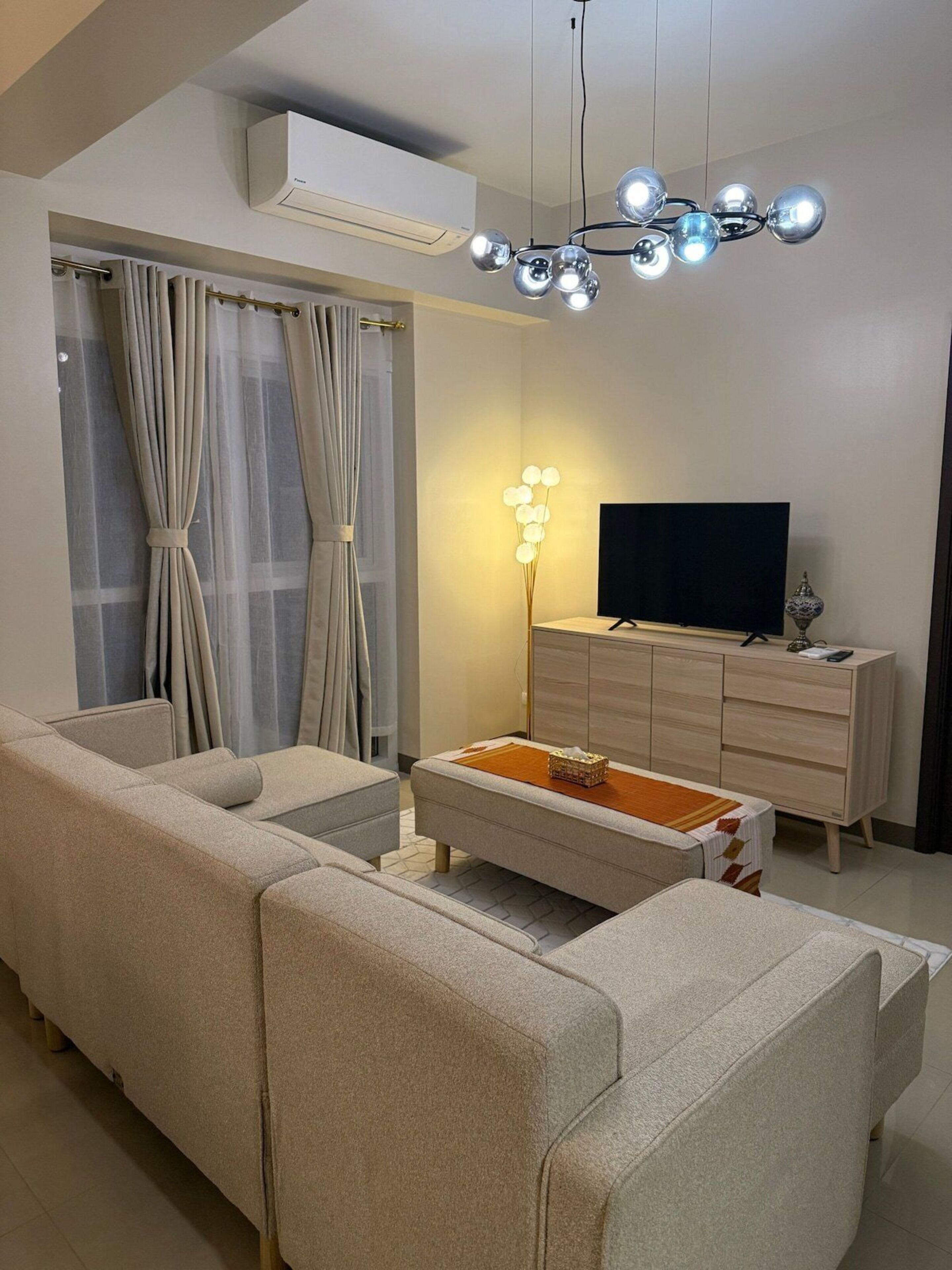 Signature-Apartment, 1 Schlafzimmer, Nichtraucher, Küche | Wohnzimmer | 40-Zoll-Smart-TV mit Digitalempfang