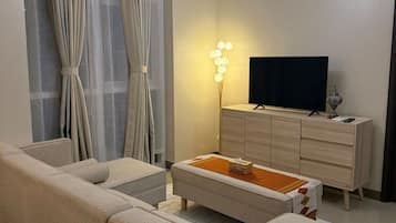 Signature-Apartment, 1 Schlafzimmer, Nichtraucher, Küche | Wohnzimmer | 40-Zoll-Smart-TV mit Digitalempfang