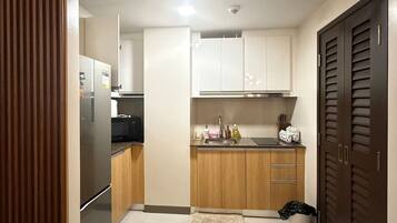 Condo Prestigio, 1 habitación, para no fumadores, cocina | Cocina privada | Refrigerador, microondas, parrilla de estufa y tetera eléctrica
