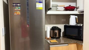 Signature Condo, 1 Bedroom, Non Smoking, Kitchen | Private kitchen | Fridge, microwave, stovetop, electric kettle