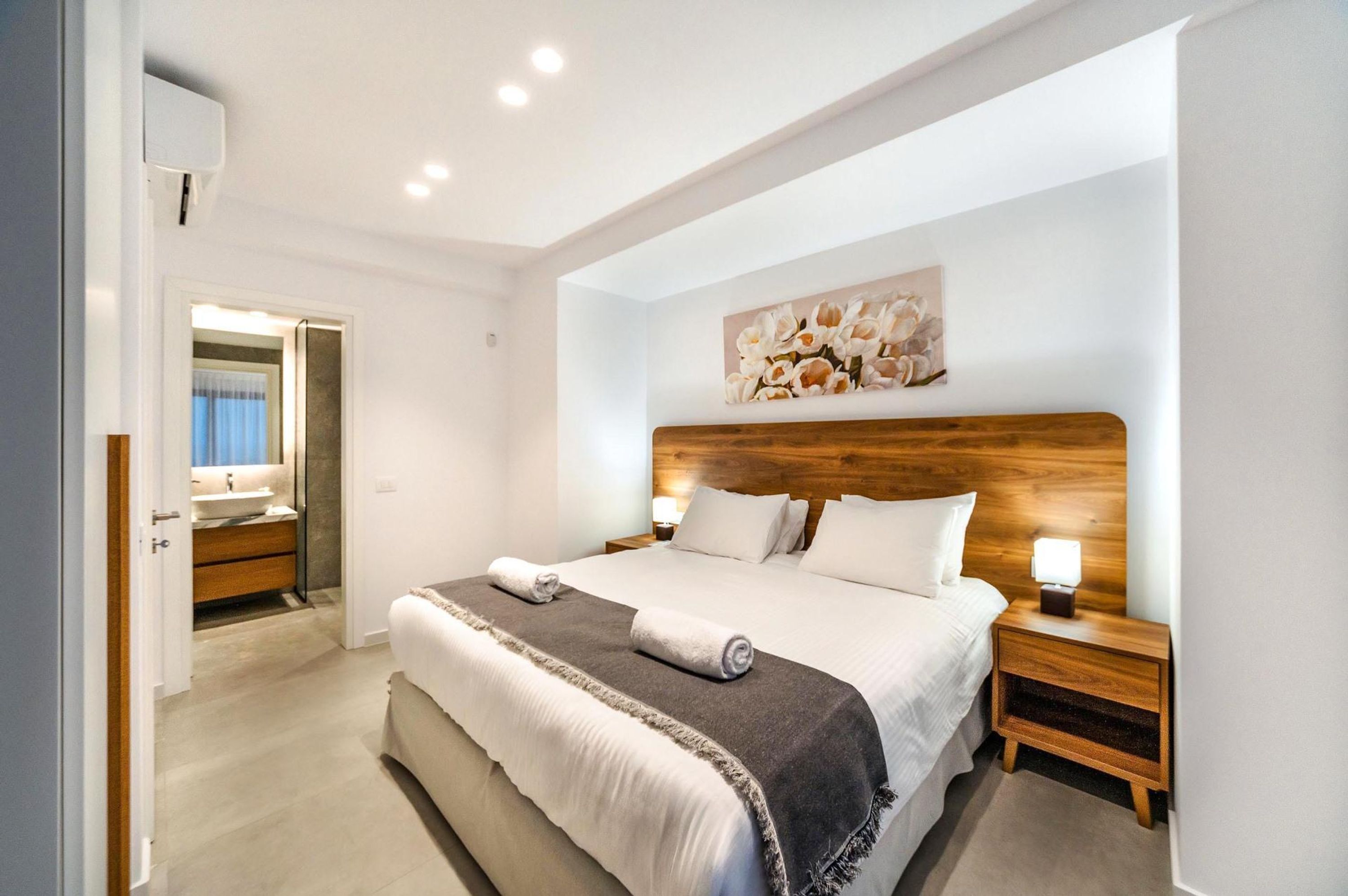 Tabla de planchar con plancha y ropa de cama 