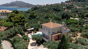 A villa with a swimming pool, surrounded by dense greenery and overlooking a coastal area. - Villa Melody in Zakynthos (Zakynthos)