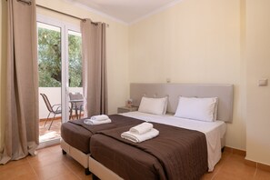 A hotel room with a bed, two bedside tables, a chair, and a view of the outdoors. - Villa Melody in Zakynthos (Zakynthos)