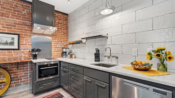 Coffee/tea maker, fridge, microwave, oven