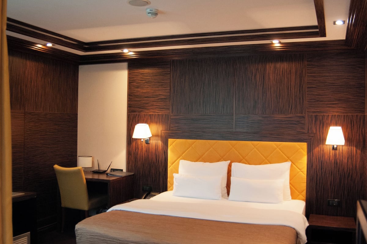 Habitación Deluxe doble, balcón, vistas a la ciudad | Caja fuerte, sistema de insonorización, wifi gratis