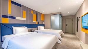 Habitación de hotel con dos camas, un televisor y un diseño moderno en la pared.