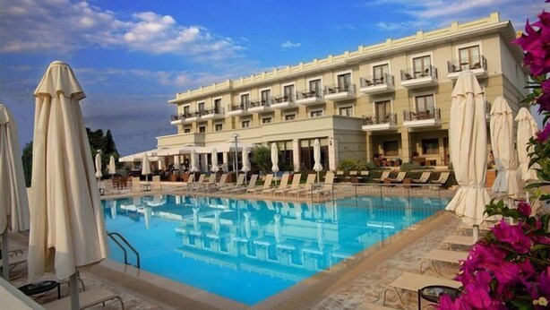 A hotel with a swimming pool, lounge chairs, and umbrellas. - Bomo Danai Hotel (Katerini)