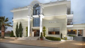A modern hotel with a symmetrical facade, large windows, and a central entrance. - Bomo Danai Hotel (Katerini)