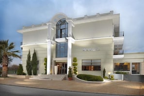A modern hotel with a symmetrical facade, large windows, and a central entrance. - Bomo Danai Hotel (Katerini)